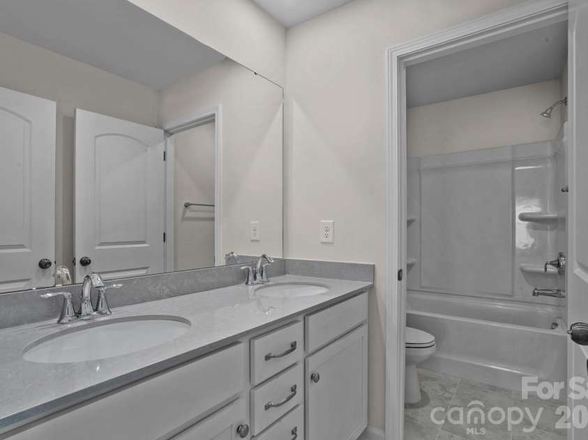 15721 White Quartz Lane, Davidson, NC 28036.  MLS# CAR4351942, YatesRealty ID 22924. Hall bath that 3 secondary bedrooms share upstairs