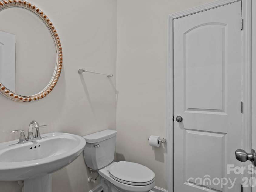 15721 White Quartz Lane, Davidson, NC 28036.  MLS# CAR4351942, YatesRealty ID 22924. Powder room off the entry hallway