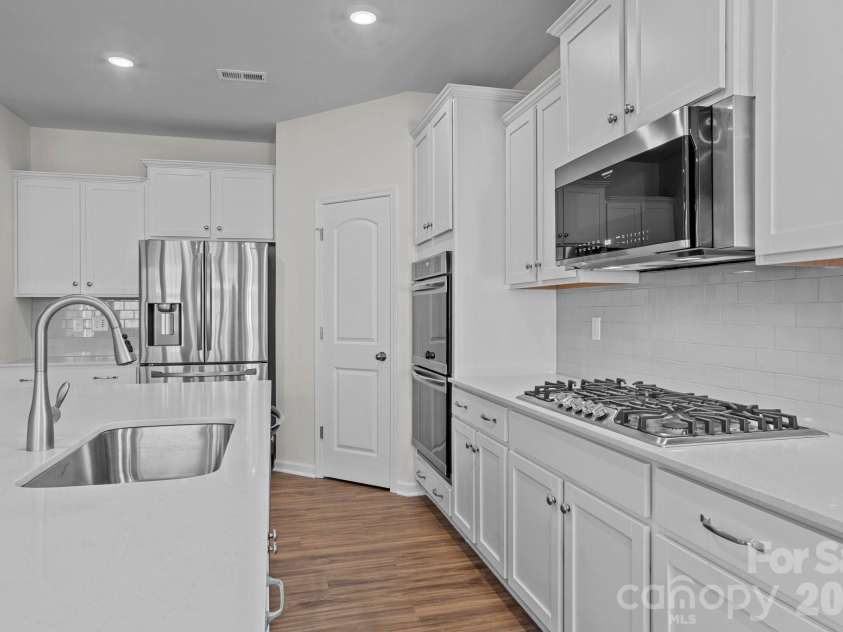 15721 White Quartz Lane, Davidson, NC 28036.  MLS# CAR4351942, YatesRealty ID 22924. Single bowl sink, dedicated pantry - light and bright