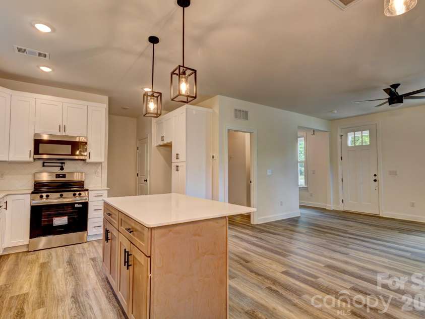 504 Oakland Drive, Shelby, NC 28150.  MLS# CAR4381264, YatesRealty ID 22926. 