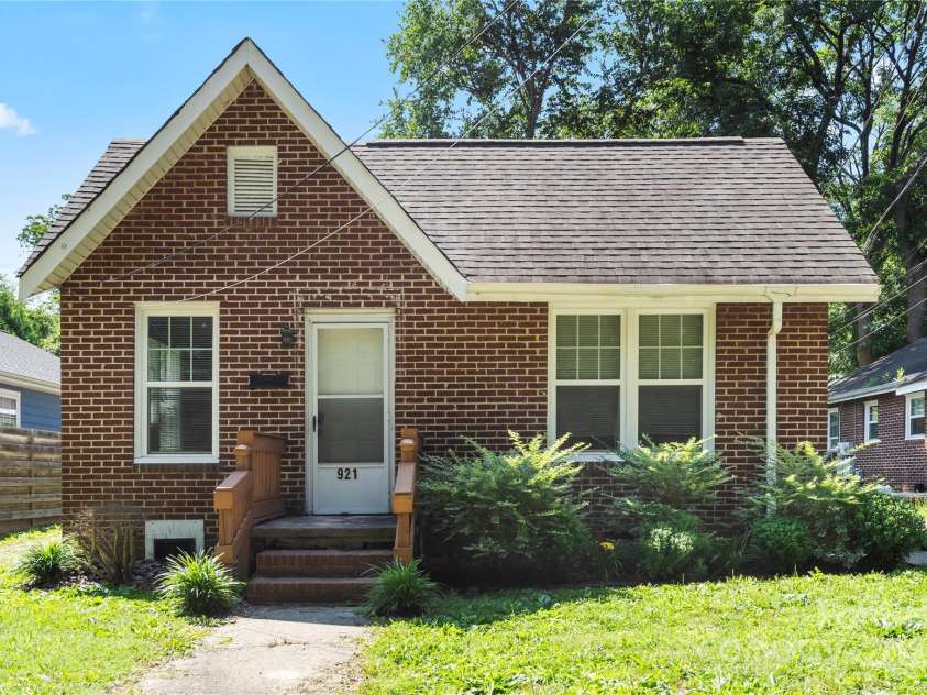 921 Jackson Street, Salisbury, NC 28144.  MLS# CAR4274019, YatesRealty ID 22927. 