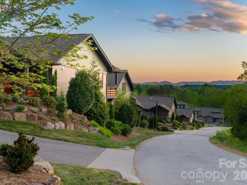 514 Sunset Villas Lane, Asheville, NC 28804.  MLS# CAR4376458, YatesRealty ID 22929. Senatory Reynolds Rd Streetscape