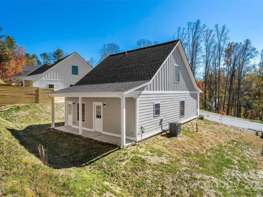 136 Northbend Drive, Asheville, NC 28804.  MLS# CAR4195615, YatesRealty ID 2293. 