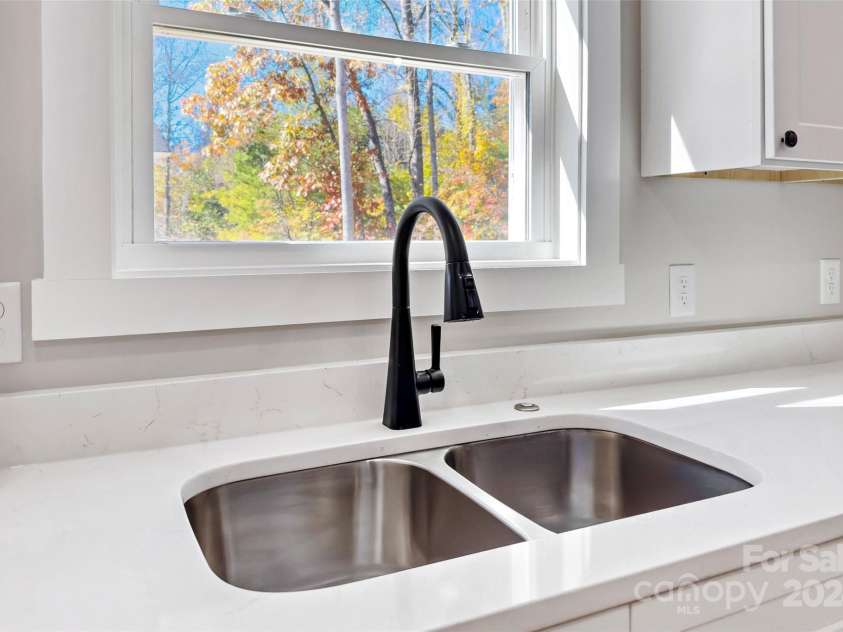 136 Northbend Drive, Asheville, NC 28804.  MLS# CAR4195615, YatesRealty ID 2293. 