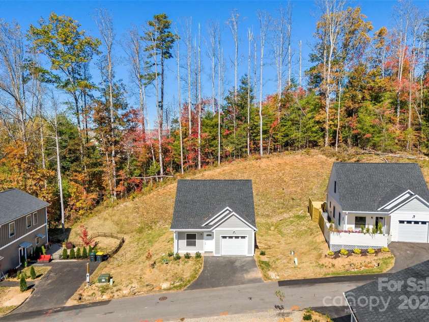 136 Northbend Drive, Asheville, NC 28804.  MLS# CAR4195615, YatesRealty ID 2293. 