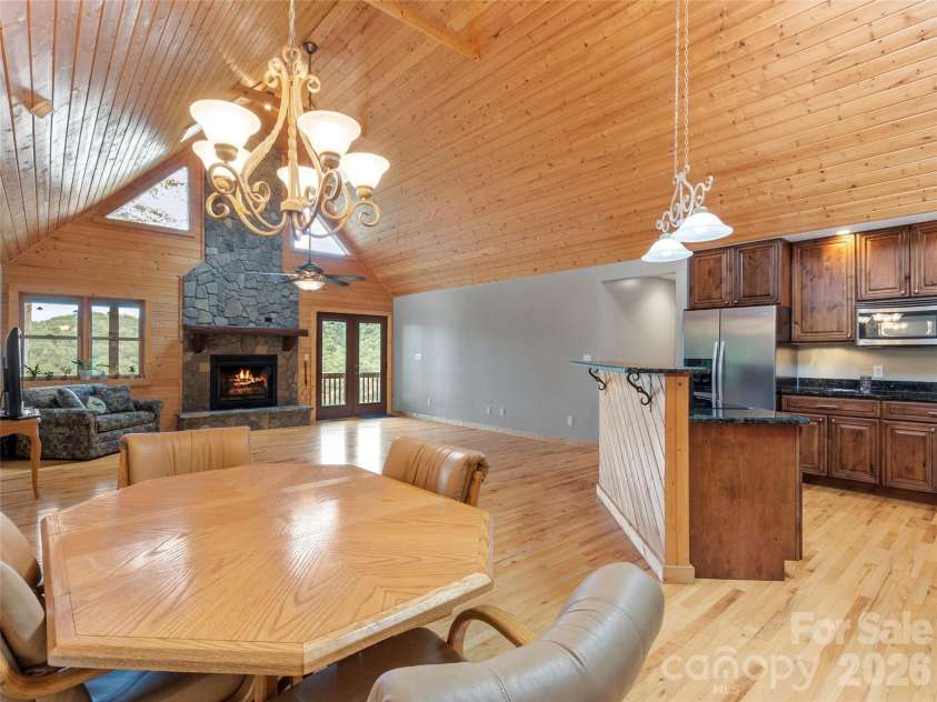 346 Appaloosa Trail, Burnsville, NC 28714.  MLS# CAR4312103, YatesRealty ID 2293. Dining