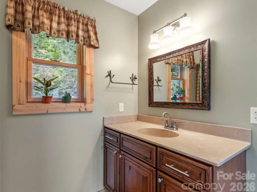 346 Appaloosa Trail, Burnsville, NC 28714.  MLS# CAR4312103, YatesRealty ID 2293. Guest bathroom