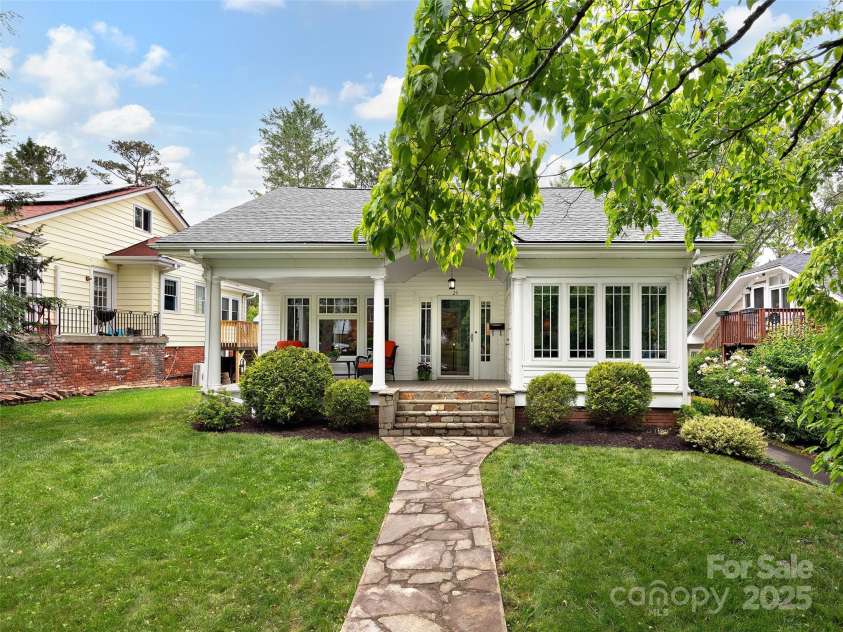 25 Mount Vernon Circle, Asheville, NC 28804.  MLS# CAR4264228, YatesRealty ID 22930. 
