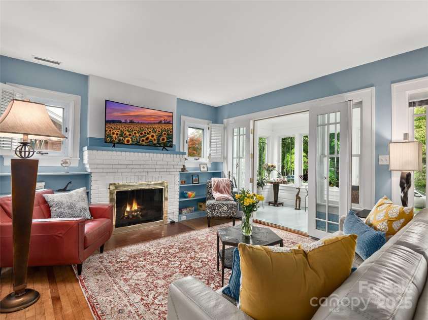 25 Mount Vernon Circle, Asheville, NC 28804.  MLS# CAR4264228, YatesRealty ID 22930. 