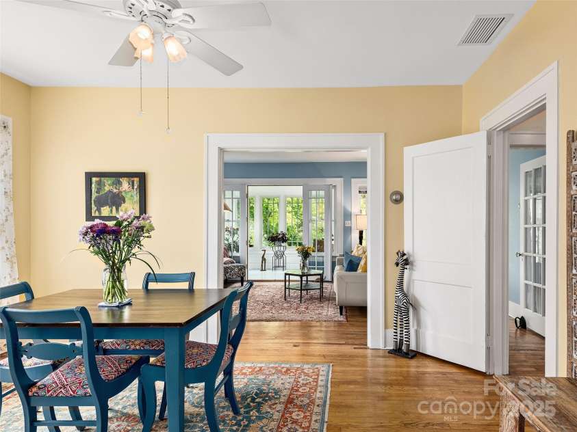 25 Mount Vernon Circle, Asheville, NC 28804.  MLS# CAR4264228, YatesRealty ID 22930. 