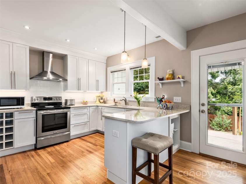 25 Mount Vernon Circle, Asheville, NC 28804.  MLS# CAR4264228, YatesRealty ID 22930. 