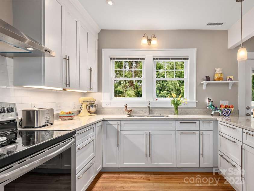 25 Mount Vernon Circle, Asheville, NC 28804.  MLS# CAR4264228, YatesRealty ID 22930. 