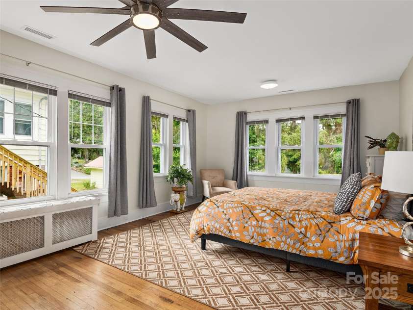 25 Mount Vernon Circle, Asheville, NC 28804.  MLS# CAR4264228, YatesRealty ID 22930. 