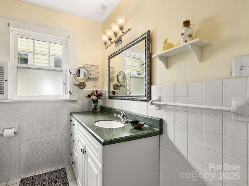 25 Mount Vernon Circle, Asheville, NC 28804.  MLS# CAR4264228, YatesRealty ID 22930. 