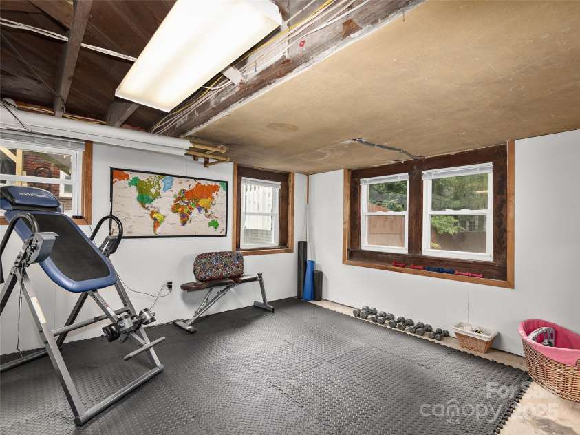 25 Mount Vernon Circle, Asheville, NC 28804.  MLS# CAR4264228, YatesRealty ID 22930. 