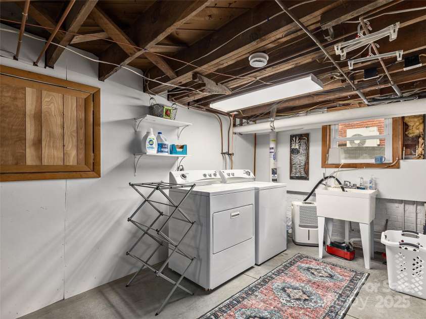 25 Mount Vernon Circle, Asheville, NC 28804.  MLS# CAR4264228, YatesRealty ID 22930. 