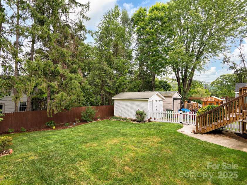 25 Mount Vernon Circle, Asheville, NC 28804.  MLS# CAR4264228, YatesRealty ID 22930. 