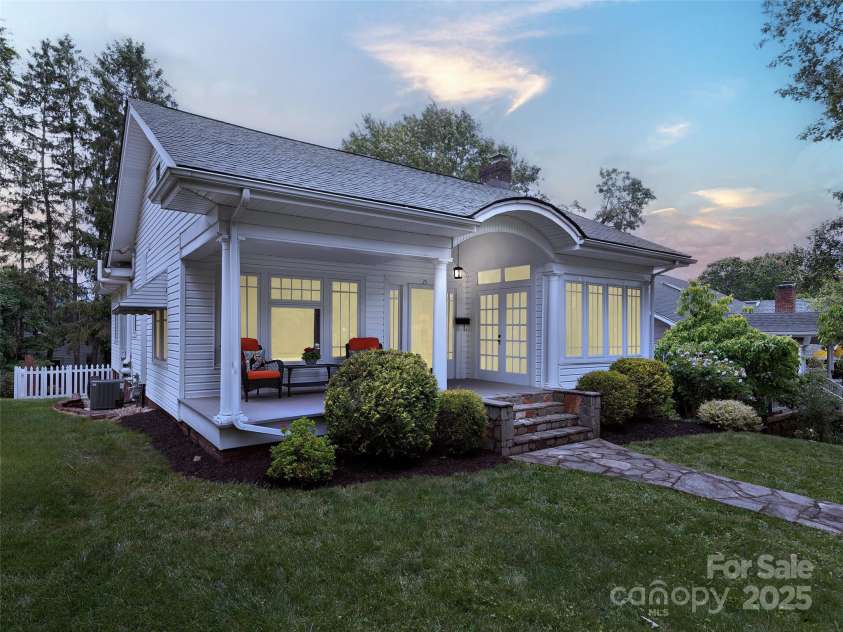 25 Mount Vernon Circle, Asheville, NC 28804.  MLS# CAR4264228, YatesRealty ID 22930. 