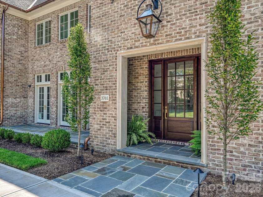 3701 Pelham Lane, Charlotte, NC 28211.  MLS# CAR4361615, YatesRealty ID 22930. Entrance