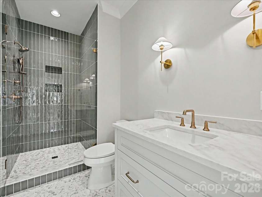 3701 Pelham Lane, Charlotte, NC 28211.  MLS# CAR4361615, YatesRealty ID 22930. Full Bathroom