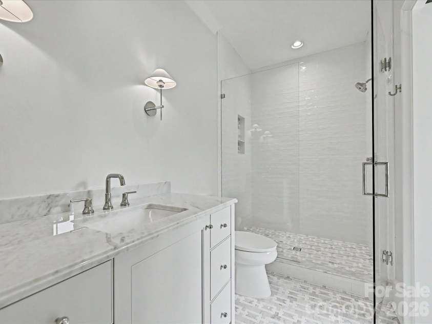 3701 Pelham Lane, Charlotte, NC 28211.  MLS# CAR4361615, YatesRealty ID 22930. Full Bathroom