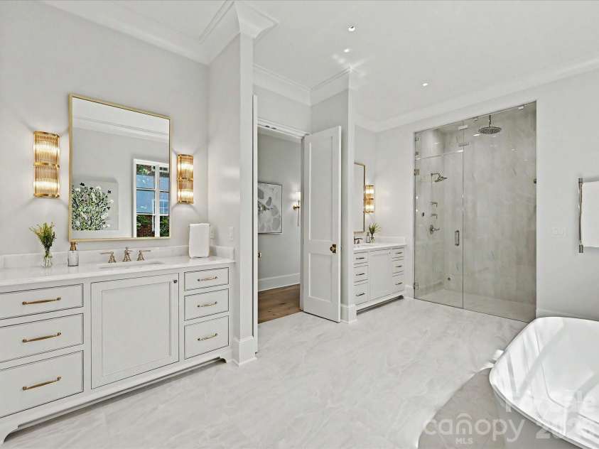 3701 Pelham Lane, Charlotte, NC 28211.  MLS# CAR4361615, YatesRealty ID 22930. Primary W.I.C.