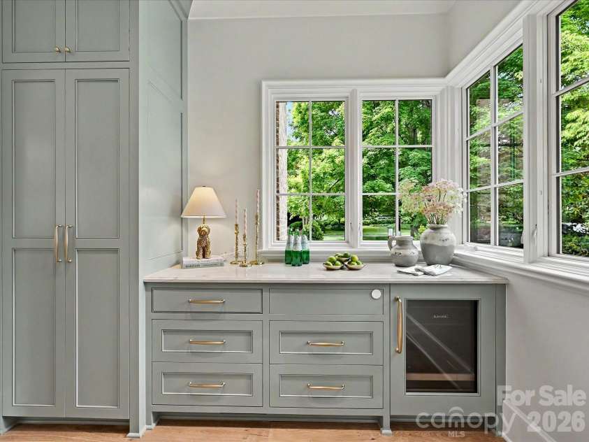 3701 Pelham Lane, Charlotte, NC 28211.  MLS# CAR4361615, YatesRealty ID 22930. Scullery