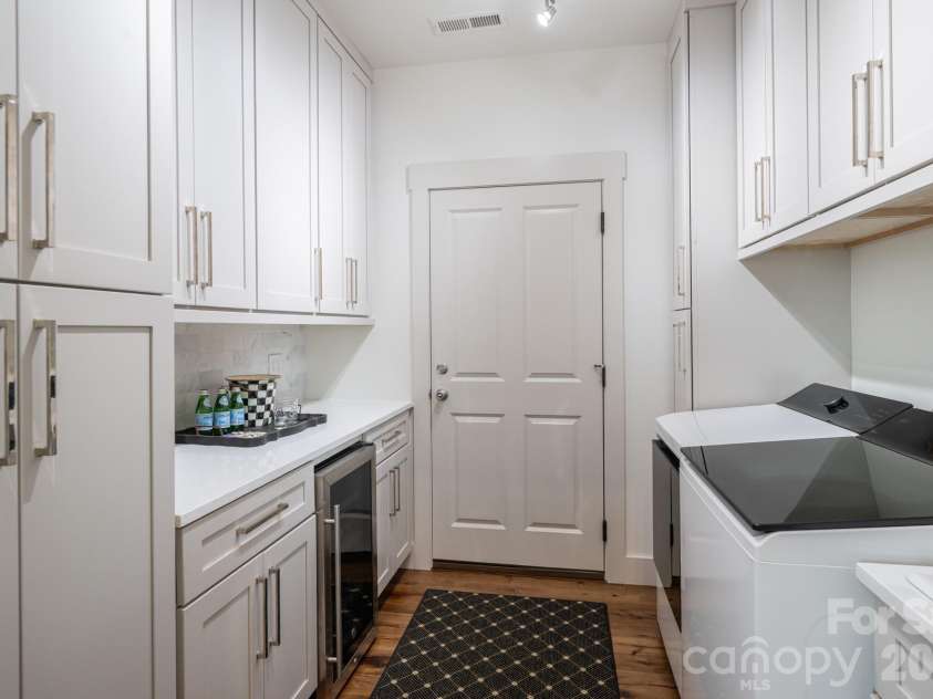 332 Summerset Drive, Hendersonville, NC 28792.  MLS# CAR4364391, YatesRealty ID 22931. 