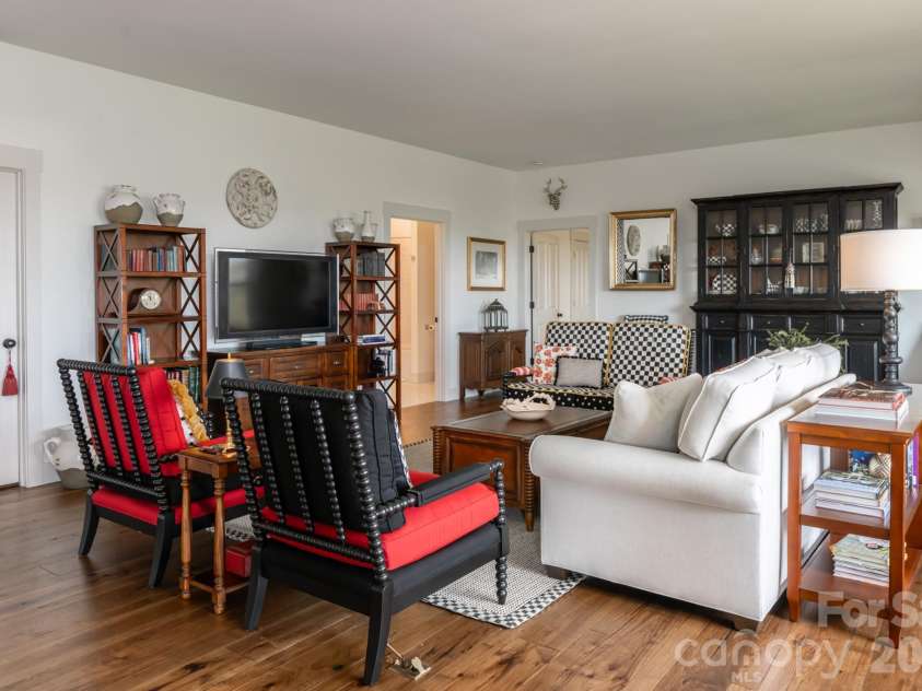 332 Summerset Drive, Hendersonville, NC 28792.  MLS# CAR4364391, YatesRealty ID 22931. 