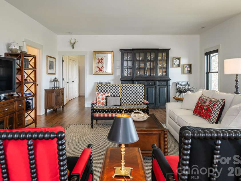 332 Summerset Drive, Hendersonville, NC 28792.  MLS# CAR4364391, YatesRealty ID 22931. 