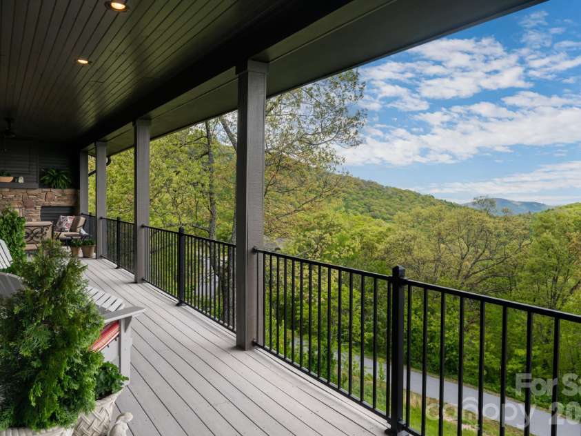 332 Summerset Drive, Hendersonville, NC 28792.  MLS# CAR4364391, YatesRealty ID 22931. 