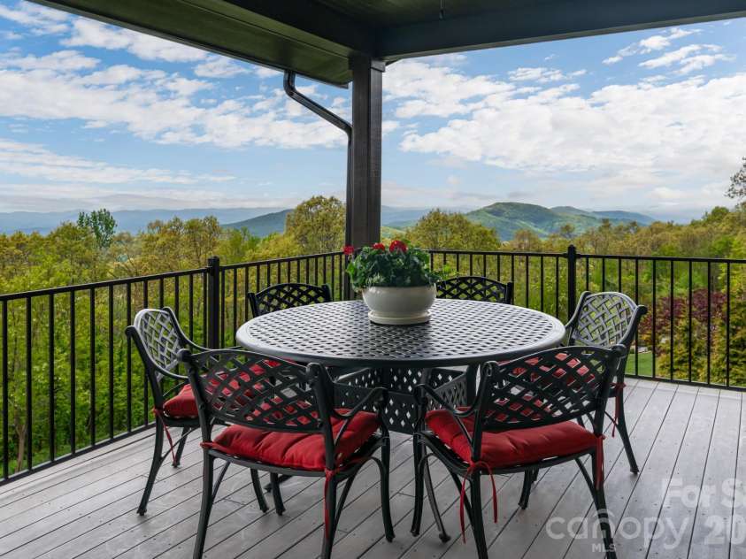 332 Summerset Drive, Hendersonville, NC 28792.  MLS# CAR4364391, YatesRealty ID 22931. 