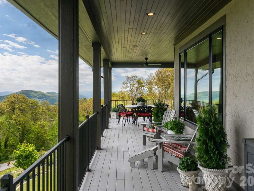 332 Summerset Drive, Hendersonville, NC 28792.  MLS# CAR4364391, YatesRealty ID 22931. 