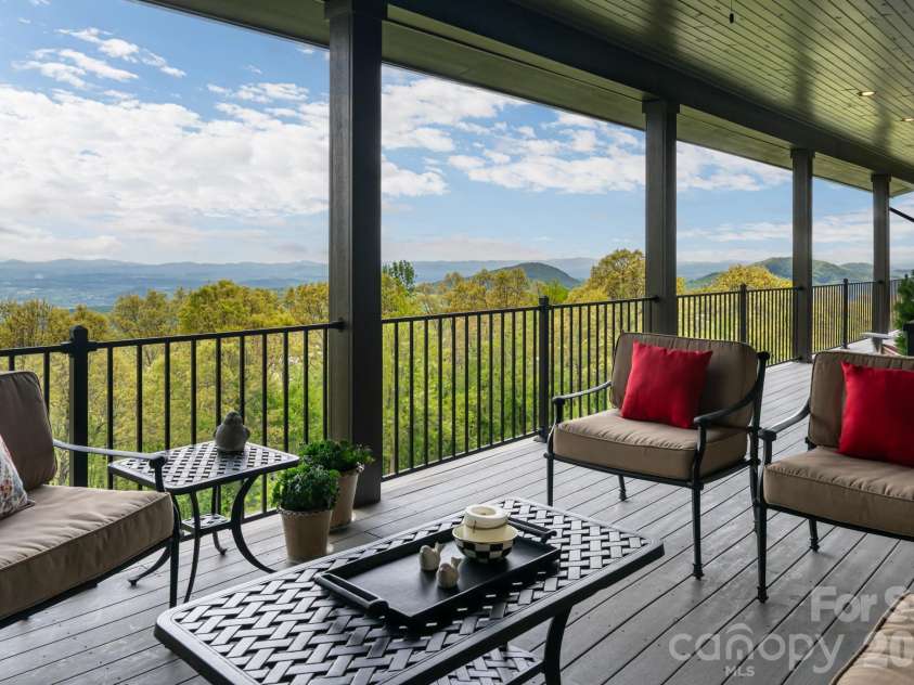 332 Summerset Drive, Hendersonville, NC 28792.  MLS# CAR4364391, YatesRealty ID 22931. 