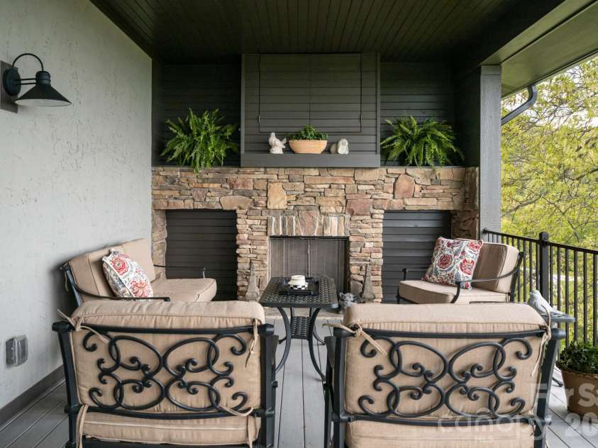 332 Summerset Drive, Hendersonville, NC 28792.  MLS# CAR4364391, YatesRealty ID 22931. 