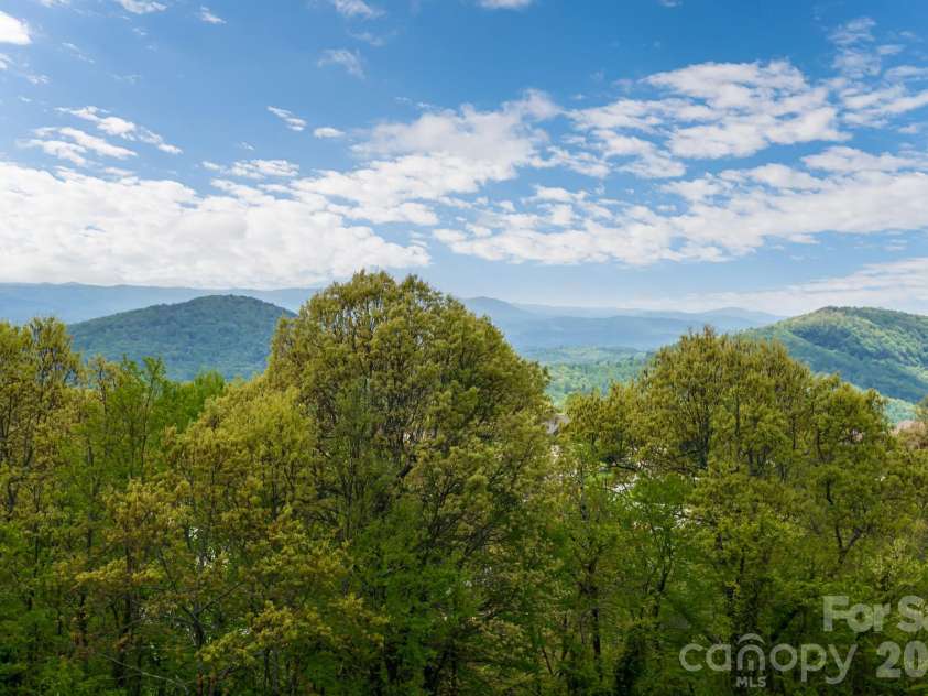 332 Summerset Drive, Hendersonville, NC 28792.  MLS# CAR4364391, YatesRealty ID 22931. 