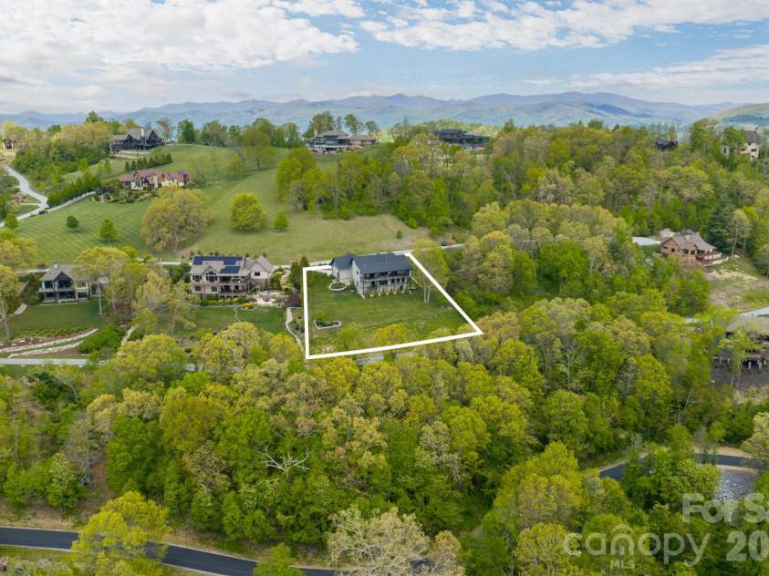 332 Summerset Drive, Hendersonville, NC 28792.  MLS# CAR4364391, YatesRealty ID 22931. 