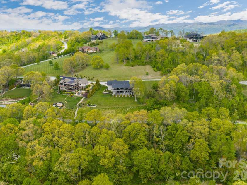 332 Summerset Drive, Hendersonville, NC 28792.  MLS# CAR4364391, YatesRealty ID 22931. 
