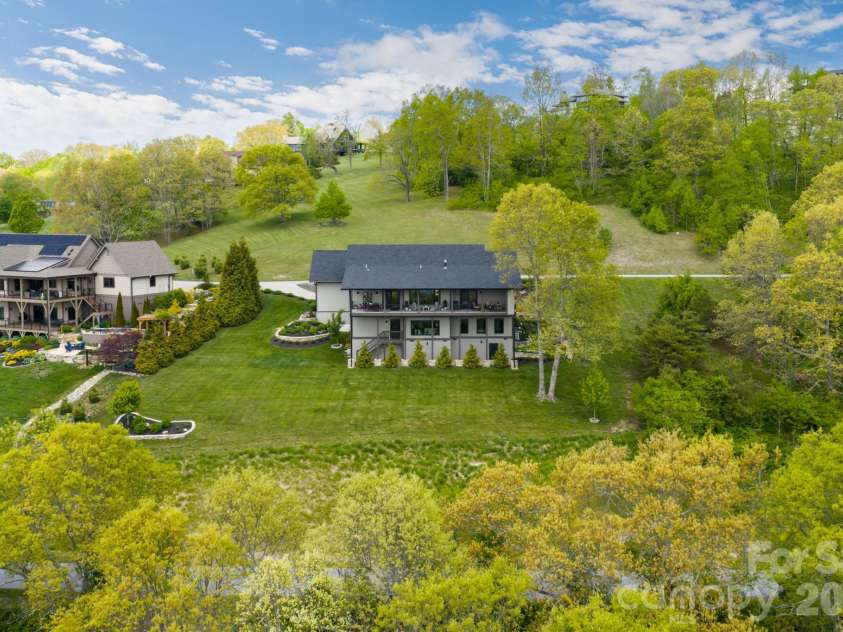 332 Summerset Drive, Hendersonville, NC 28792.  MLS# CAR4364391, YatesRealty ID 22931. 