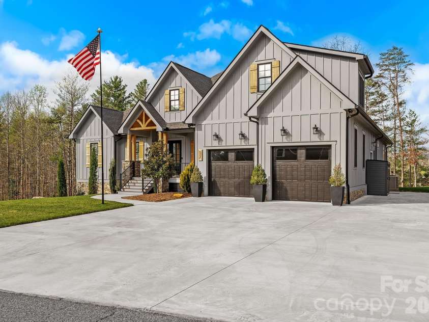 31 Grizzly Drive, Leicester, NC 28748.  MLS# CAR4366099, YatesRealty ID 22932. 