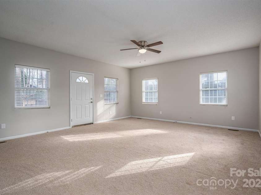 121 Pam Drive, Gastonia, NC 28056.  MLS# CAR4207996, YatesRealty ID 22935. Flex Space