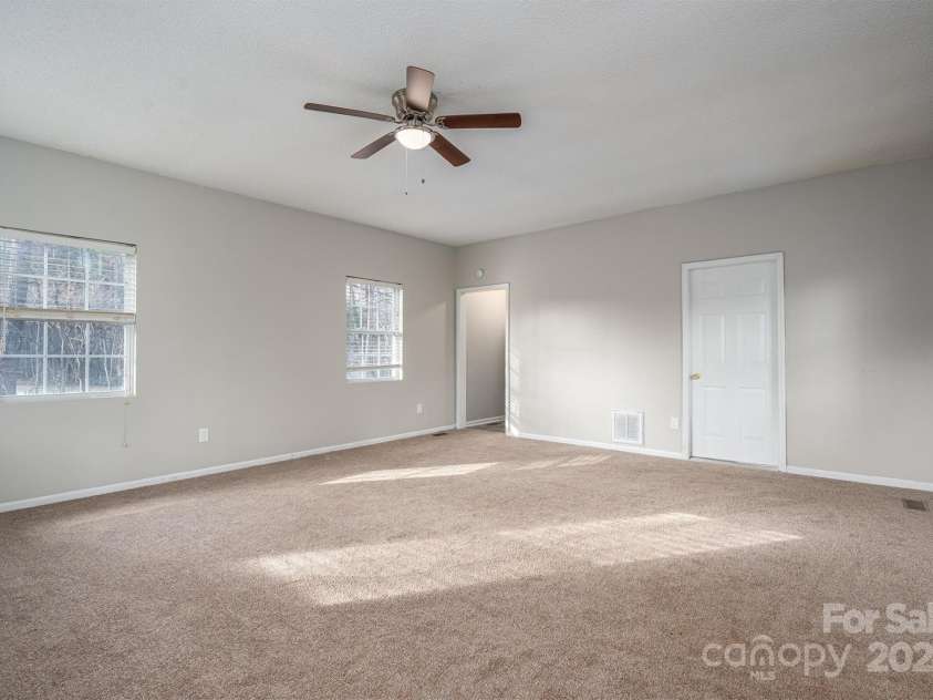 121 Pam Drive, Gastonia, NC 28056.  MLS# CAR4207996, YatesRealty ID 22935. Flex Space