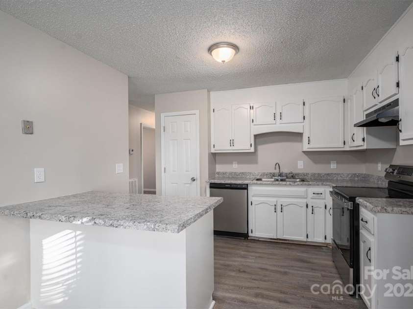 121 Pam Drive, Gastonia, NC 28056.  MLS# CAR4207996, YatesRealty ID 22935. Kitchen