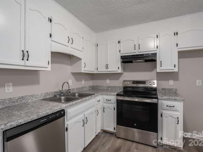 121 Pam Drive, Gastonia, NC 28056.  MLS# CAR4207996, YatesRealty ID 22935. Kitchen