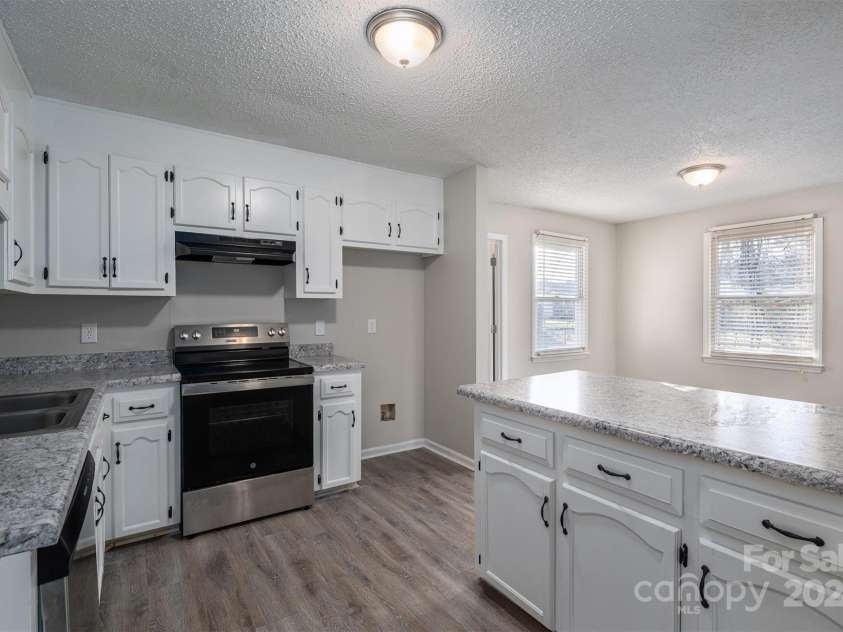 121 Pam Drive, Gastonia, NC 28056.  MLS# CAR4207996, YatesRealty ID 22935. Kitchen