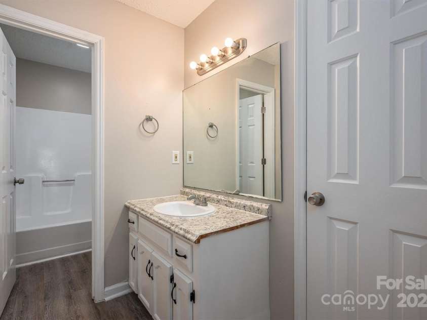 121 Pam Drive, Gastonia, NC 28056.  MLS# CAR4207996, YatesRealty ID 22935. Primary  Bath