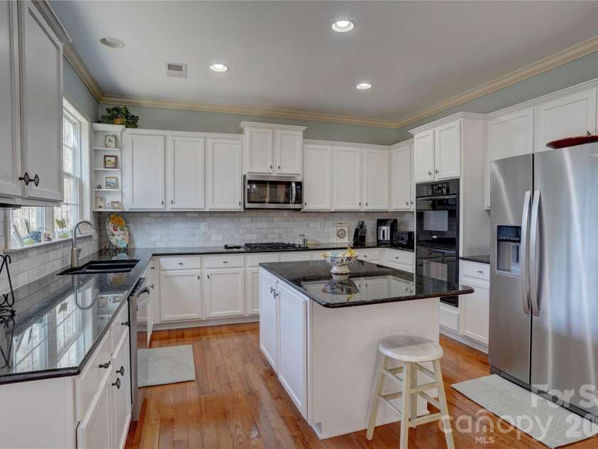 15100 Durmast Court, Mint Hill, NC 28227.  MLS# CAR4373176, YatesRealty ID 22935. Updated Kitchen