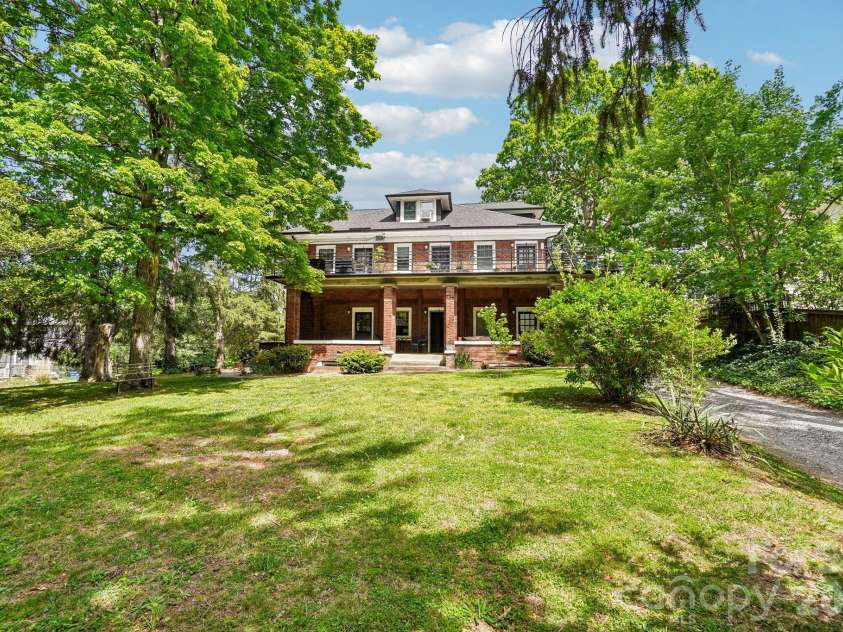 109 Liberty Street, Asheville, NC 28801.  MLS# CAR4374885, YatesRealty ID 22936. Large Front Yard