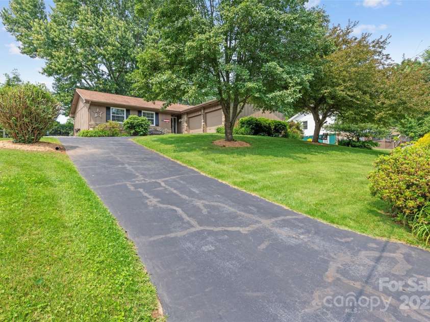 16 Fieldstone Court, Arden, NC 28704.  MLS# CAR4265199, YatesRealty ID 22937. 