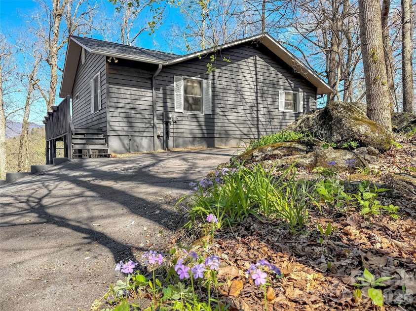 400 Indian Trail, Franklin, NC 28734.  MLS# CAR4363989, YatesRealty ID 22937. 